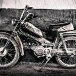 Retro Motorrad Tomos APN 5 in Schwarz-Weiß