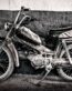 Retro Motorrad Tomos APN 5 in Schwarz-Weiß