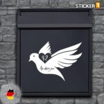 Briefkasten Aufkleber Name - Aufkleber Hochwertig und Wetterfest. Der Briefkasten Aufkleber zeigt eine Taube mit einer Hausnummer im Herz und einen Familiennamen