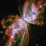 Poster des Schmetterlingsnebels NGC 6302 aufgenommen vom Hubble Teleskop der Raumfahrtagentur NASA