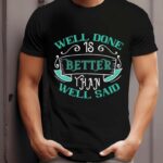 T-Shirt Motivation Spruch Well done is better than well said Damen Herren - Schwarz
