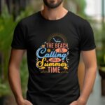 T-Shirt Sommer Spruch the beach is calling this is summertime Damen Herren - Schwarz